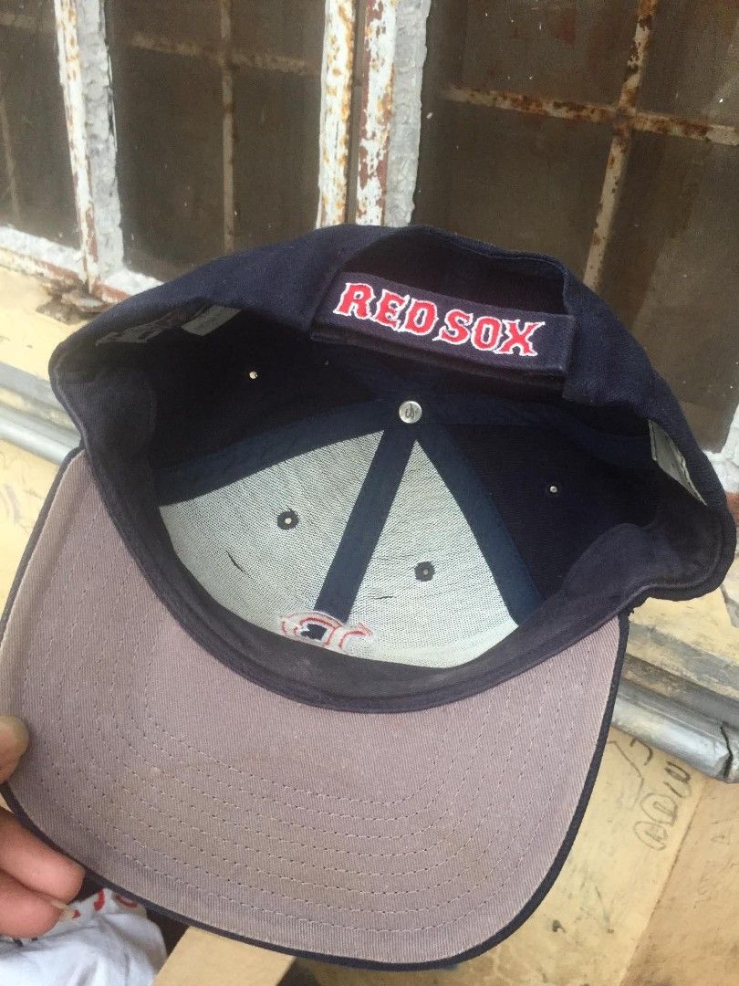 Vintage Boston Redsox Velcro Strapback Cap (Category: Caps & Hats) located in Naga. Submitted by bonethugz1822 (Listing ID 1470832992, Image 3). Description: Verygood condition Need wash lang Wool acrylic 9.5/10 colorate Madumi kasi nastock lang 600+sf.
