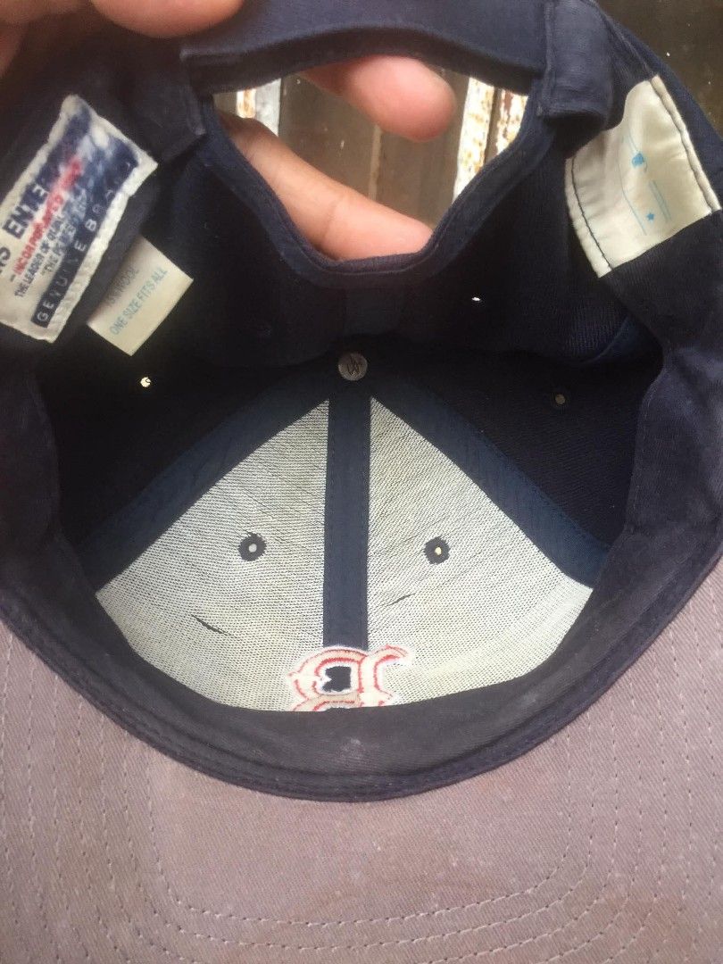 Vintage Boston Redsox Velcro Strapback Cap (Category: Caps & Hats) located in Naga. Submitted by bonethugz1822 (Listing ID 1470832992, Image 2). Description: Verygood condition Need wash lang Wool acrylic 9.5/10 colorate Madumi kasi nastock lang 600+sf.