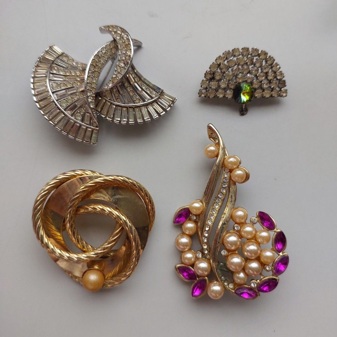 Vintage Brooch (Category: Accessory Holder, Box & Organizers) located in San Juan City. Submitted by peachykr (Listing ID 1470797737, Image 1). Description: Vintage Brooch These are vintage so there's a lot of wear and tear to them. These seem to be costume jewelry. Selling as is. Here are some flaws I noticed: 1. I see at least 2 missing gems. 2. It seems to be missing something that is supposed to be attached to it. 4. It has no needle at the b