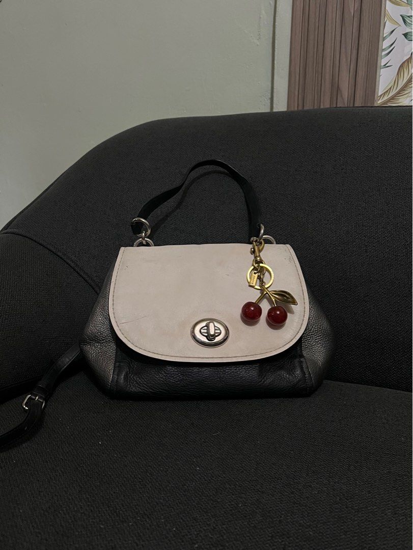 Vintage Coach Bag (Category: Luxury Bags & Wallets) located in Caloocan City. Submitted by lovemariemaryam (Listing ID 1470868779, Image 1). Description: -In good condition.