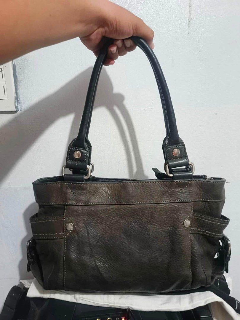 Vintage Fossil Leather Bag (Category: Luxury Bags & Wallets) located in Alaminos. Submitted by thriftings625 (Listing ID 1470829894, Image 1). Description: No issue Need clean Fit Ipad, Big notebook Excellent condition No holes, no stains, no scratches.