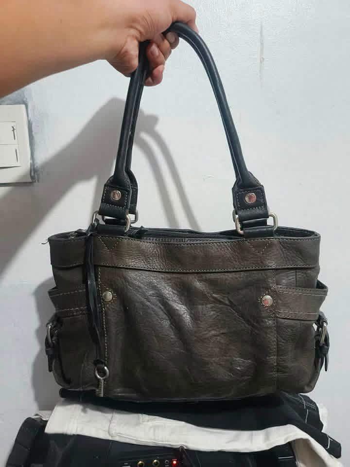 Vintage Fossil Leather Bag (Category: Luxury Bags & Wallets) located in Alaminos. Submitted by thriftings625 (Listing ID 1470829894, Image 2). Description: No issue Need clean Fit Ipad, Big notebook Excellent condition No holes, no stains, no scratches.