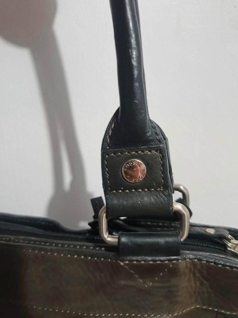 Vintage Fossil Leather Bag (Category: Luxury Bags & Wallets) located in Alaminos. Submitted by thriftings625 (Listing ID 1470829894, Image 3). Description: No issue Need clean Fit Ipad, Big notebook Excellent condition No holes, no stains, no scratches.