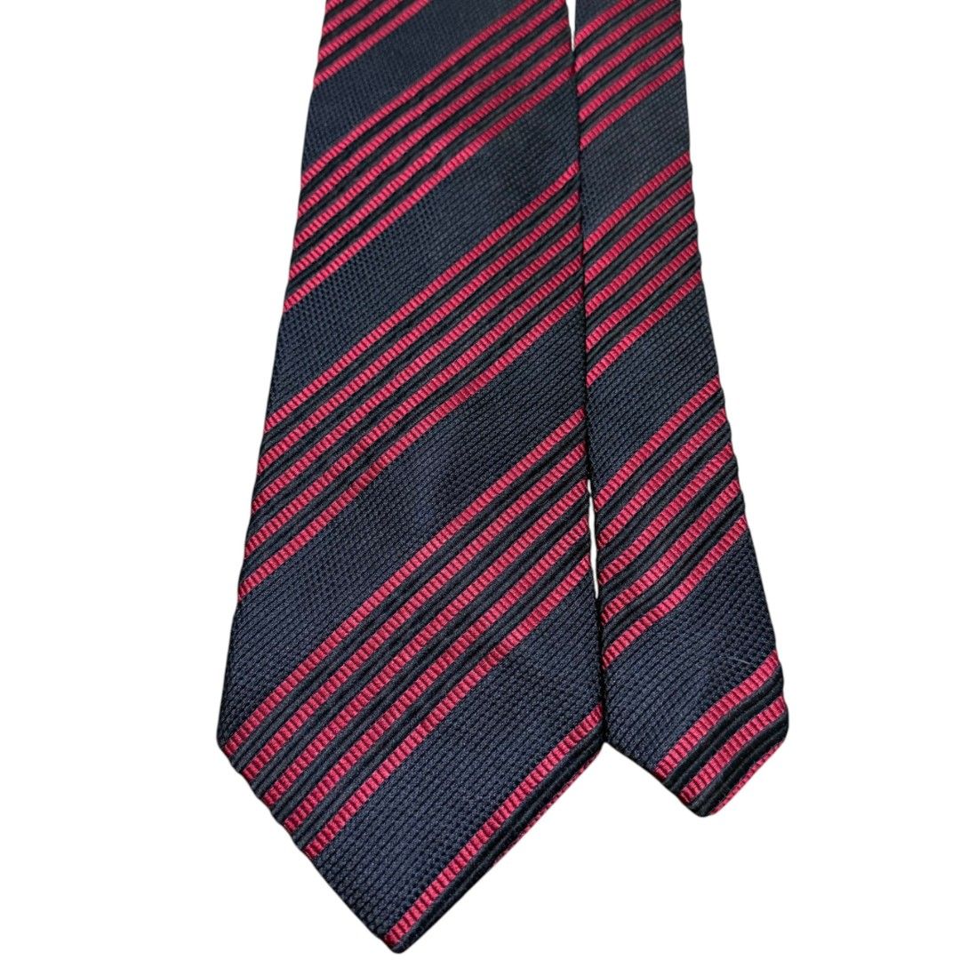 VINTAGE HUGO BOSS SILK NECKTIE (Category: Ties) located in Dinalupihan. Submitted by aizzeestuffs (Listing ID 1470820098, Image 2). Description: Color may vary due to lighting. Pm for more Details. Old Money Luxury Designer..