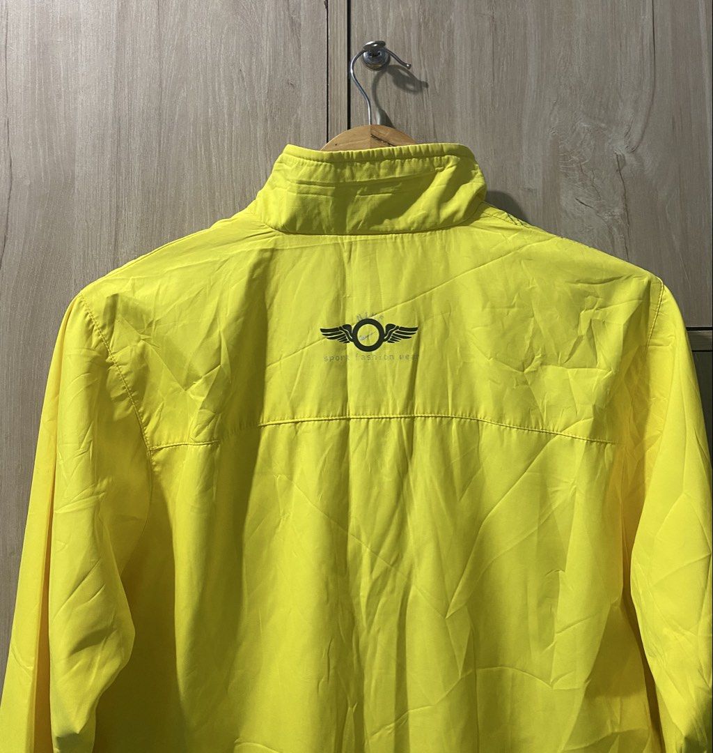 Vintage Nike woven jacket (Category: Coats, Jackets and Outerwear) located in Binan City. Submitted by rnj_affordable (Listing ID 1470866539, Image 3). Description: Good as new may minimal stain lang sa sleeve off/legit only.