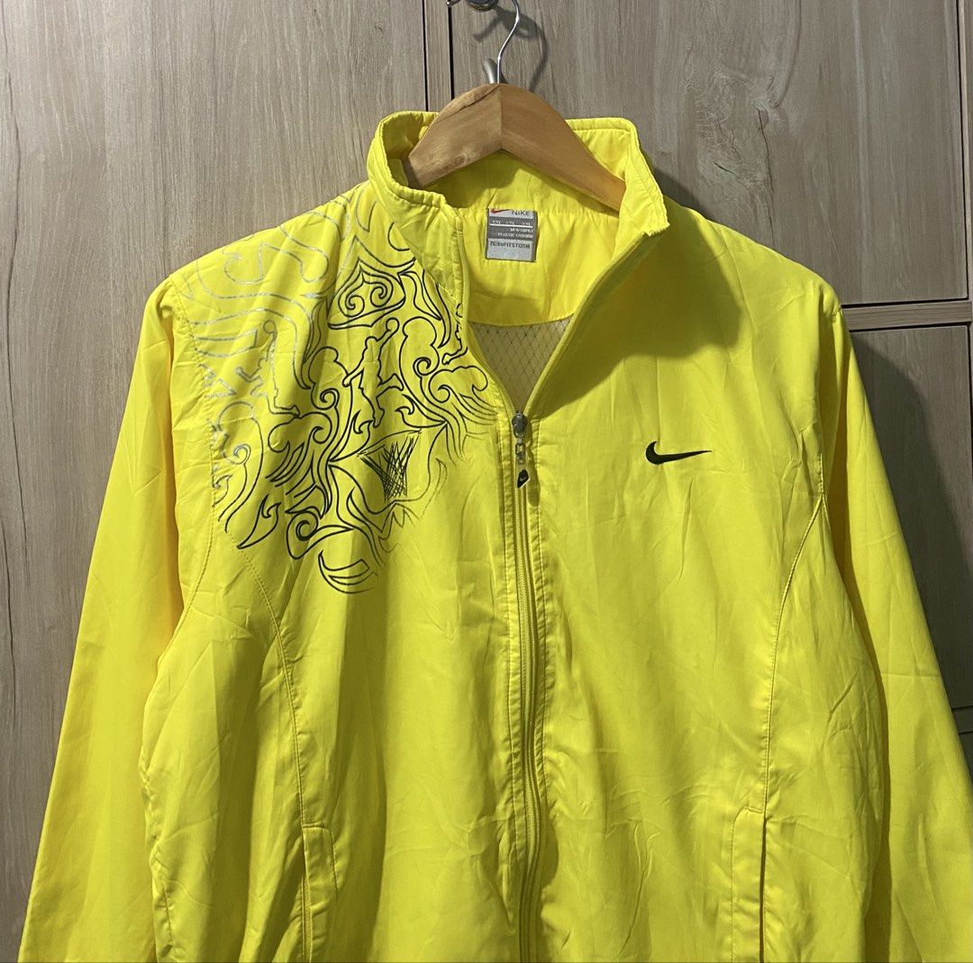Vintage Nike woven jacket (Category: Coats, Jackets and Outerwear) located in Binan City. Submitted by rnj_affordable (Listing ID 1470866539, Image 2). Description: Good as new may minimal stain lang sa sleeve off/legit only.