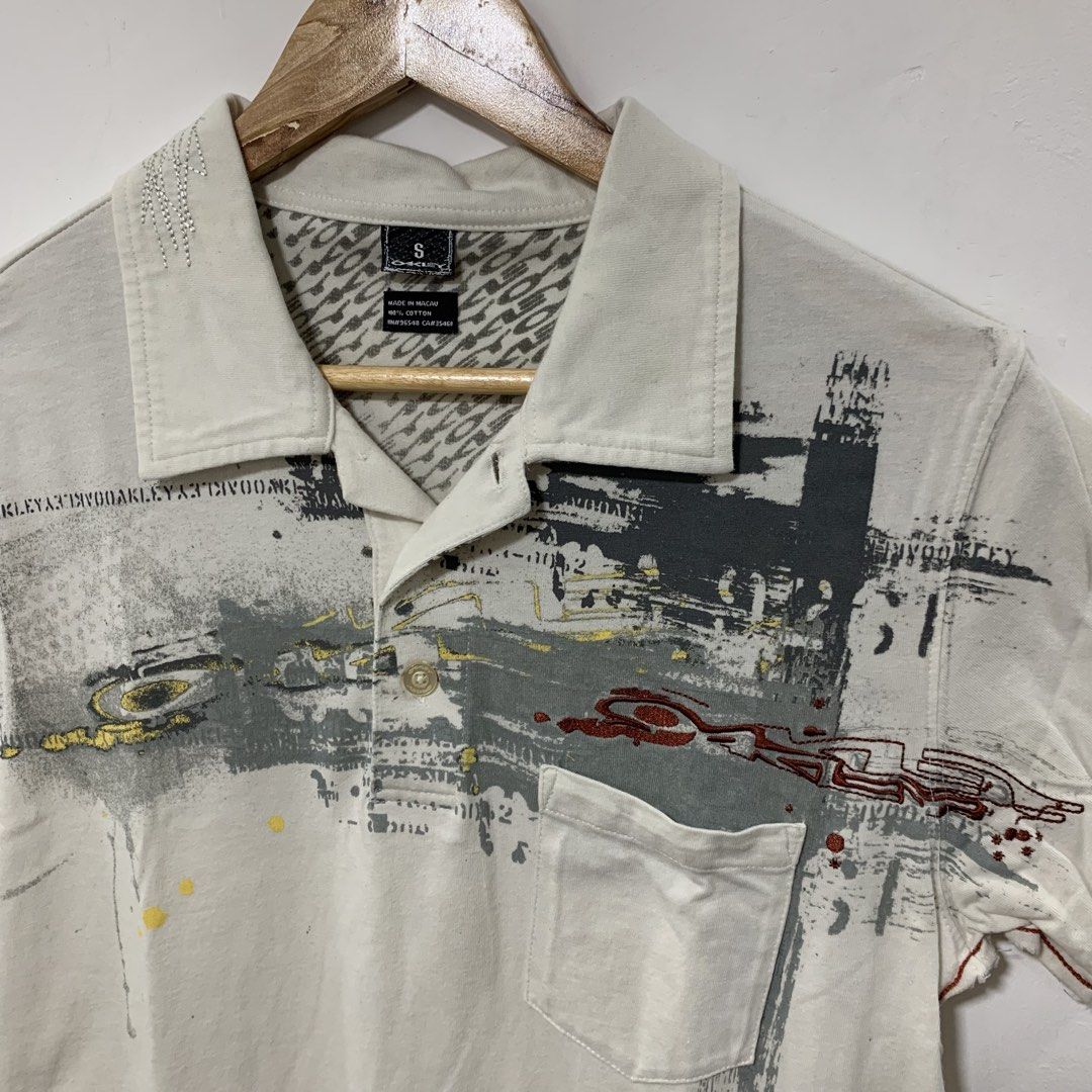 Vintage oakley (Category: Tshirts & Polo Shirts ) located in Cavite. Submitted by yobubsss (Listing ID 1470900508, Image 2). Description: Size small 19w 27L Good condition No issue.