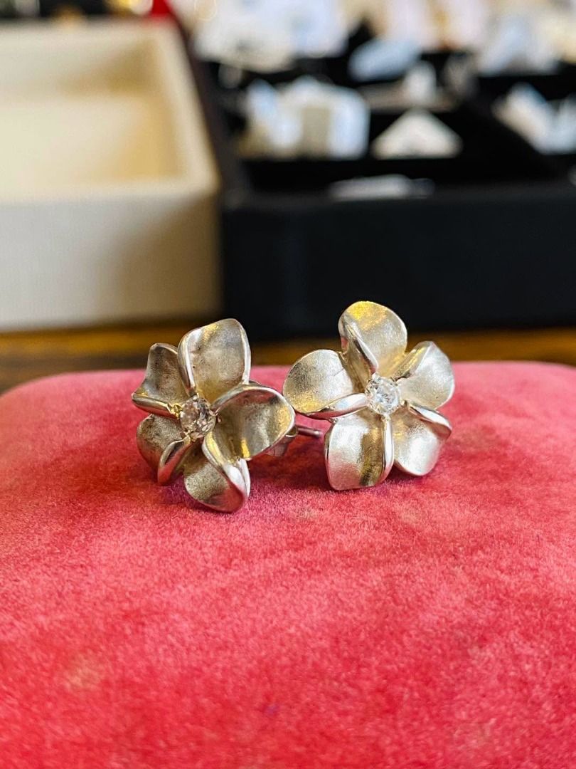 VINTAGE PLUMERIA FLOWER EARRINGS (Category: Earrings) located in Baguio. Submitted by asna_taku (Listing ID 1470820034, Image 1). Description: 🌸✨ VINTAGE PLUMERIA FLOWER EARRINGS ✨🌸 A lovely pair of floral treasures inspired by the delicate beauty of blooming plumeria flowers! 🤍 Beautifully crafted with gracefully curved silver petals and sparkling stones at the center, these vintage earrings showcase a charming three-dimensional floral design