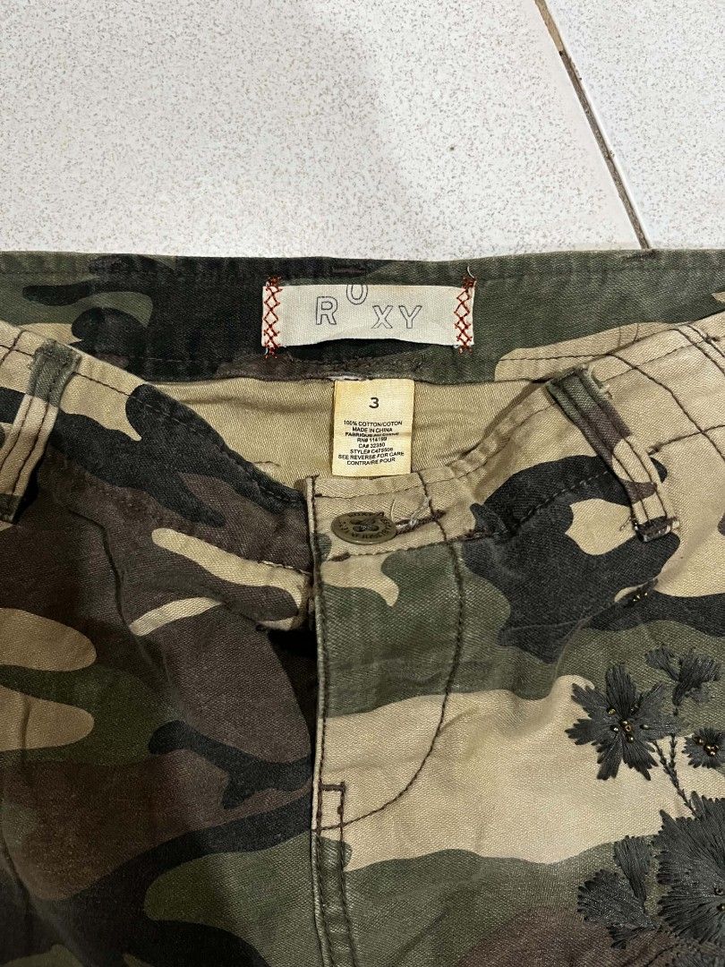 Vintage Roxy Camo Skirt (Category: Skirts) located in Zamboanga. Submitted by saveearthwethrift (Listing ID 1470880242, Image 3). Description: size 30.