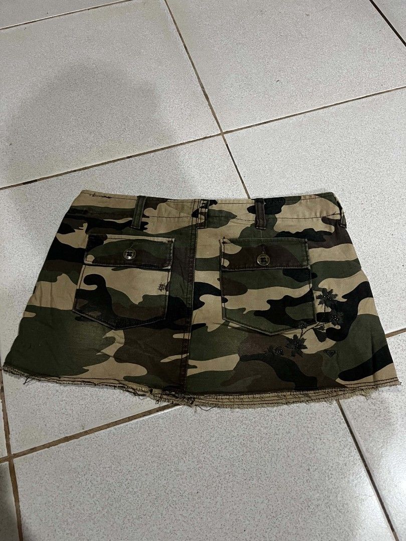 Vintage Roxy Camo Skirt (Category: Skirts) located in Zamboanga. Submitted by saveearthwethrift (Listing ID 1470880242, Image 2). Description: size 30.