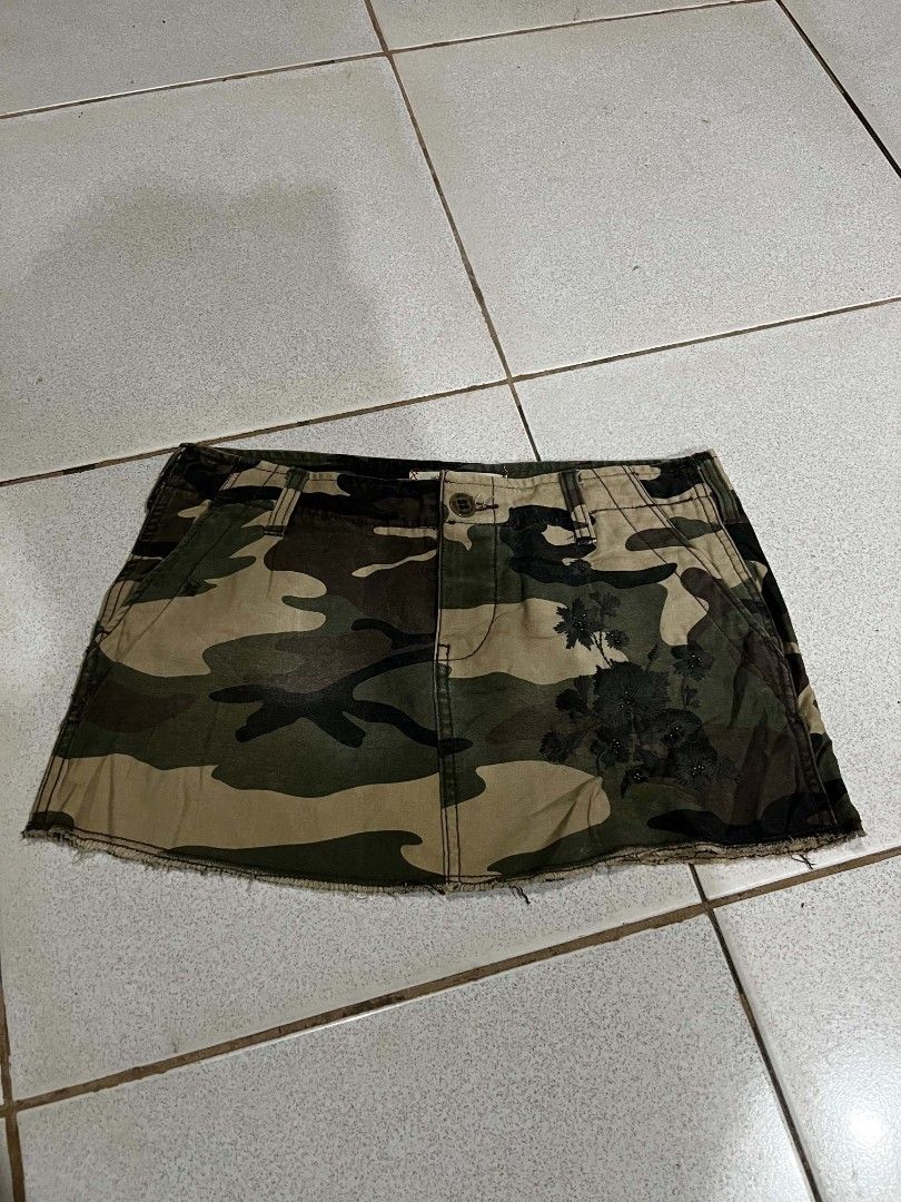 Vintage Roxy Camo Skirt (Category: Skirts) located in Zamboanga. Submitted by saveearthwethrift (Listing ID 1470880242, Image 1). Description: size 30.