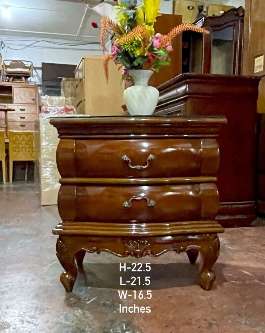 Vintage Side Table Drawer Nightstand (Category: Tables & Sets) located in Quezon City. Submitted by dannikkishoppe2 (Listing ID 1470849134, Image 2). Description: Vintage Side Table Drawer Nightstand‼️₱5800‼️ Elegant design with a glossy wooden finish and beautiful carved legs. Perfect for your bedroom or living room! 📏 Size: 22.5” H × 21.5” L × 16.5” W Please manage your expectations as there might be minimal flaws. Color may vary due to lighti