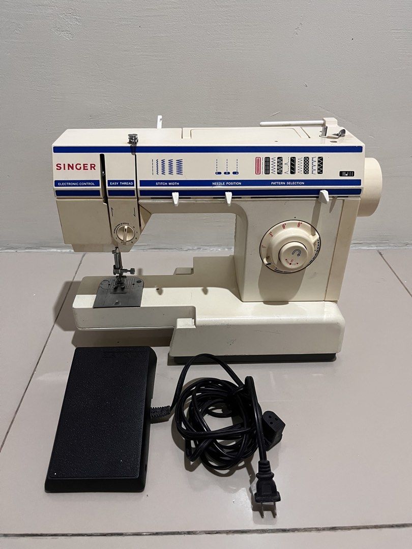 Vintage Singer Electronic Sewing Machine (Working 110v) (Category: Vintage Collectibles) located in Cavite. Submitted by pesobill (Listing ID 1470928624, Image 2). Description: Working 110v Naic Location PickUp/Lalamove.
