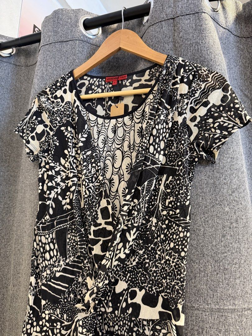 Vivienne Tam (Category: Dresses) located in Quezon City. Submitted by macleen17 (Listing ID 1470782949, Image 2). Description: Vivienne Tam Size P Excellent Condition Black and white Color No any issues .