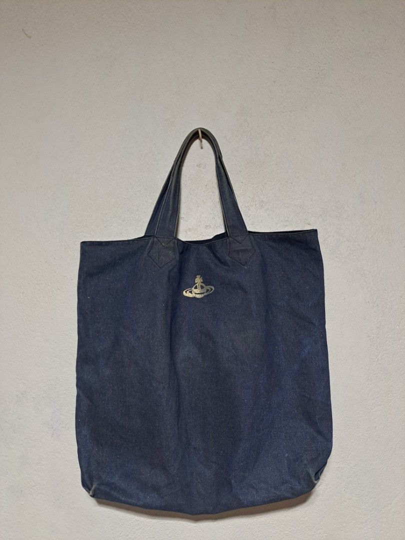 Vivienne Westwood Tote Bag (Category: Luxury Bags & Wallets) located in Dumaguete. Submitted by jayarbajad49160 (Listing ID 1470763599, Image 1). Description: Vivienne West Tote Bag Good for Psg Loc dumaguete city visayas.