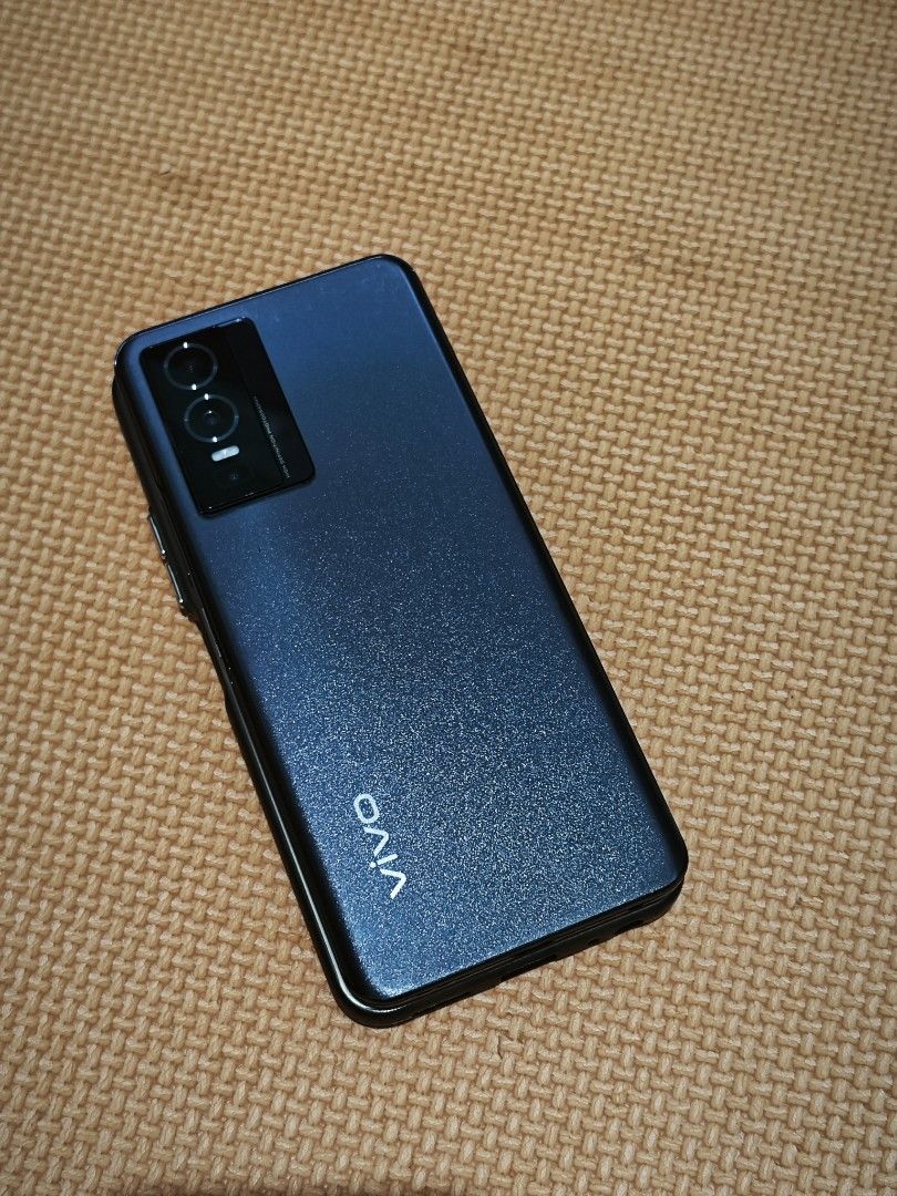 Vivo Y76 5G (Category: Vivo) located in Bulacan. Submitted by _zimo (Listing ID 1470750098, Image 2). Description: Condition: 8 / 10 Good condition. Cosmetics near the charging port area are slightly rubbed off. 8GB / 128GB.