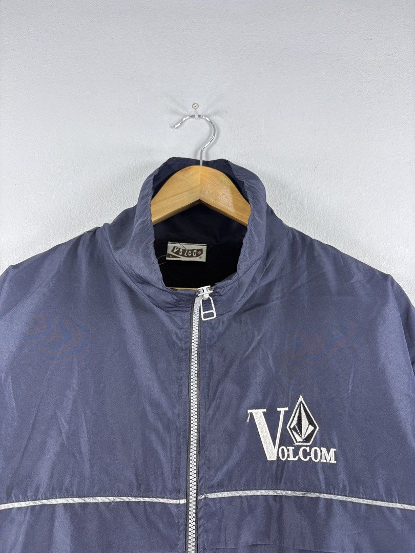 Volcom (Category: Coats, Jackets and Outerwear) located in Kuala Terengganu. Submitted by baju_terpakai93 (Listing ID 1470877815, Image 3). Description: Volcom Pit 25 Labuh 28 Ada kotoran sedikit rujuk gambar Condition masih cantik.
