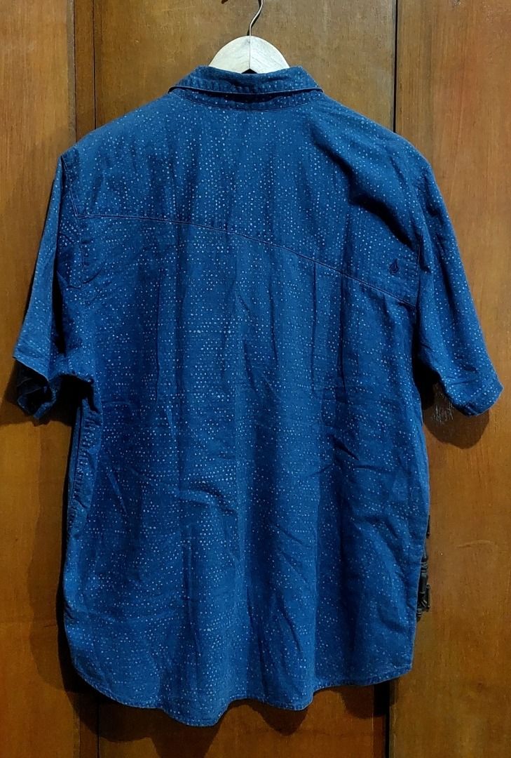 Volcom Blue Short Sleeve Button Down Shirt Size L (Category: Tshirts & Polo Shirts ) located in Legazpi City. Submitted by street_uniform (Listing ID 1470890807, Image 2). Description: - Dimea: W23 L30 - Brand: Volcom - Style: Short-sleeve button-down shirt - Color/Pattern: Blue with all-over white speckled dots - Details: Single chest pocket with flap and brand tag, unique black/white graphic collage on inner collar and yoke - Branding: Iconic e