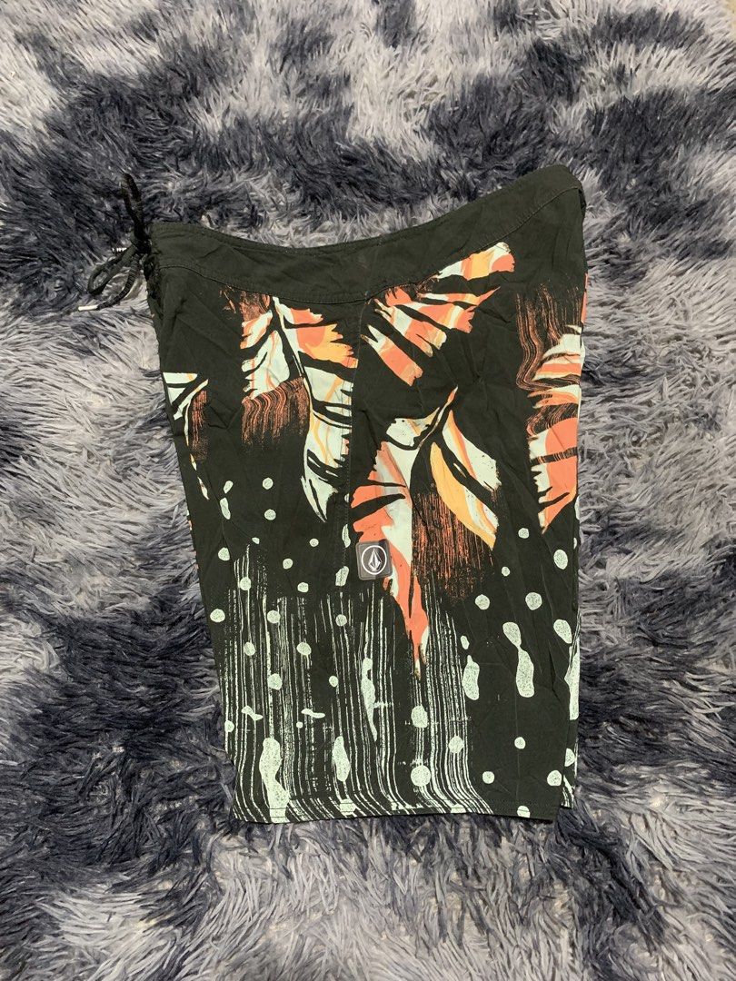 Volcom Mod-Tech Board Shorts Size 33 Black Tropical Leaf Print (Category: Swim Trunks & Board Shorts) located in Tayug. Submitted by cvcthrift (Listing ID 1470895747, Image 1). Description: W-33-34 L-21 NO ISSUE EXCELLENT CR-9.5/10 - Brand: Volcom Mod-Tech - Color: Black with bold tropical leaf and abstract print - Size: 33 (Standard waist with adjustable drawstring) - Features: Secure zippered side pocket with pull tab - Material: Smooth, quick-