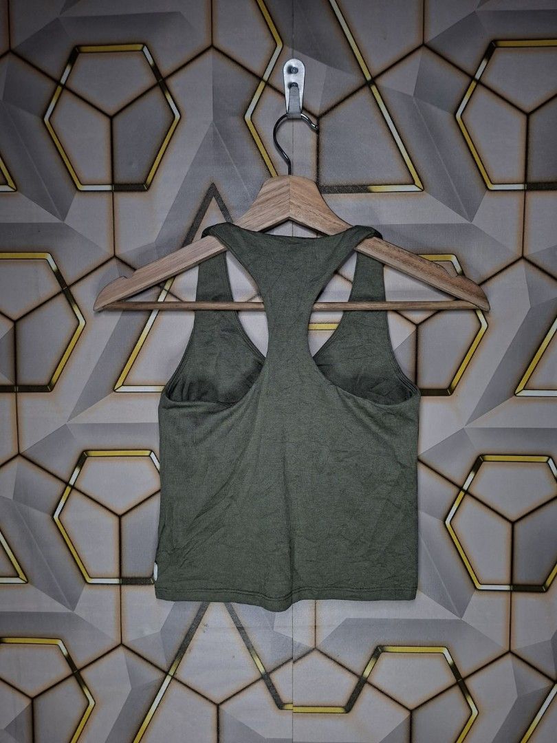 Vuori halo performance crop top (Category: Sleeveless) located in Tagaytay City. Submitted by joyjavier1230 (Listing ID 1470818857, Image 3). Description: Vuori halo performance crop top In excellent condition No issues 9.8/10 color rate Xs on tag Mine 350+shipping fee Location: Tagaytay Shipping via jnt MOP: gcash DM to purchase 📩 📩 📩.