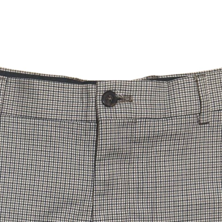 [W:31] ZARA | Houndstooth Brown Pattern Slim Fit Trousers (Category: Trousers) located in Imus. Submitted by thealfa8archive (Listing ID 1470829491, Image 3). Description: - Brand: Zara - Pattern: Classic houndstooth (Grey, Black, and Beige) - Size: EUR 40, USA 31, MEX 31 - Fit: Slim cut through the leg - Details: Standard button closure, zip fly, belt loops, striped waistband lining - Origin: Made in Egypt.