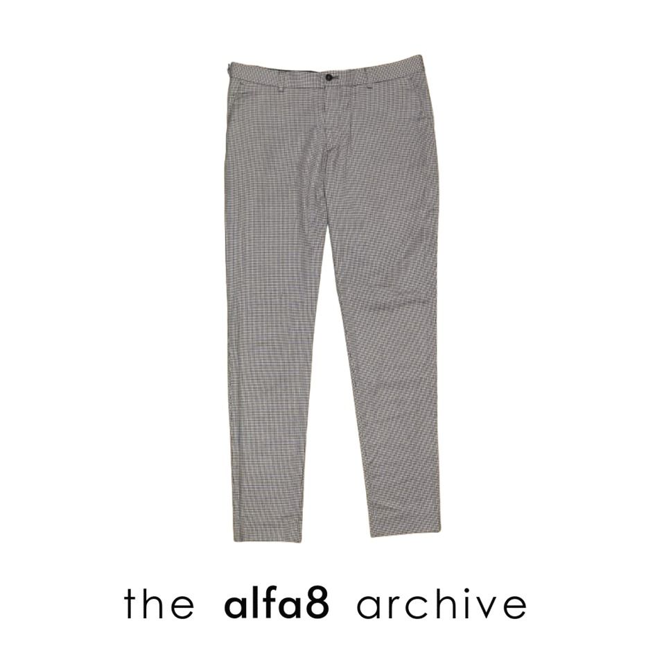 [W:31] ZARA | Houndstooth Brown Pattern Slim Fit Trousers (Category: Trousers) located in Imus. Submitted by thealfa8archive (Listing ID 1470829491, Image 1). Description: - Brand: Zara - Pattern: Classic houndstooth (Grey, Black, and Beige) - Size: EUR 40, USA 31, MEX 31 - Fit: Slim cut through the leg - Details: Standard button closure, zip fly, belt loops, striped waistband lining - Origin: Made in Egypt.