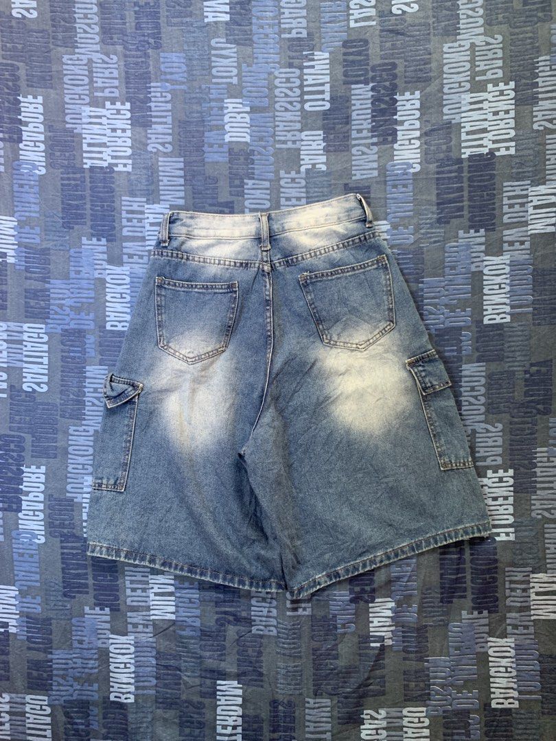 WASH BLUE 6 POCKET CARGO SHORT (Category: Shorts) located in Sapian. Submitted by luxethrift_ (Listing ID 1470894104, Image 2). Description: W-28 T-14 L-23 H-14.