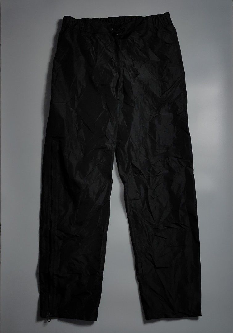 Waterproof Packable Hiking Outdoor Pants (Category: Activewear) located in Bolinao. Submitted by tokiya. (Listing ID 1470746731, Image 2). Description: Waterproof Packable Hiking Outdoor Pants Size 30-34 Length 41 As New Condition! 10/10 Color Rate.