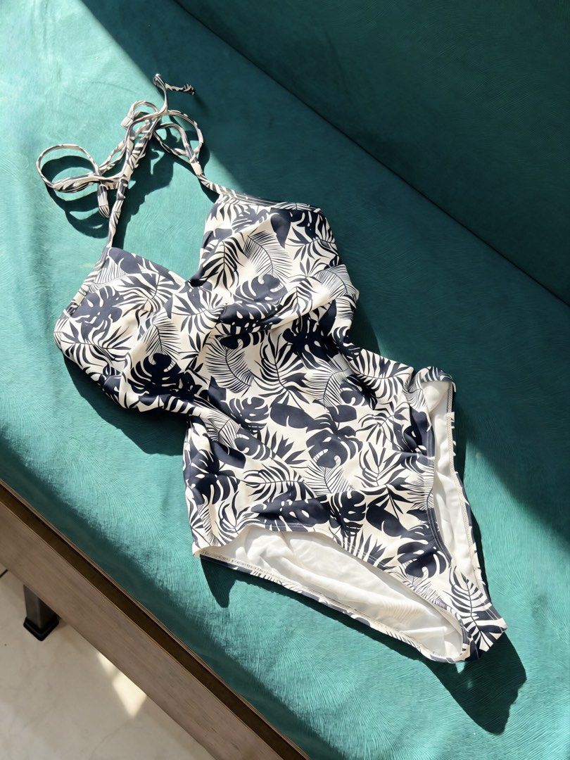 White & Navy Blue One Piece (Category: Bikinis & Swimsuits) located in San Pablo. Submitted by akari_kin (Listing ID 1470843639, Image 1). Description: .