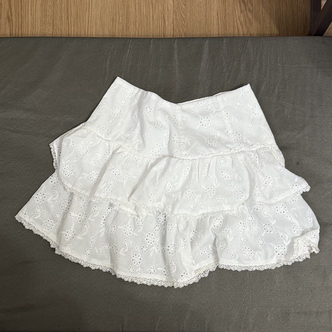 White Eyelet Skirt (Category: Skirts) located in Quezon City. Submitted by dress2impress_ (Listing ID 1470828031, Image 2). Description: .