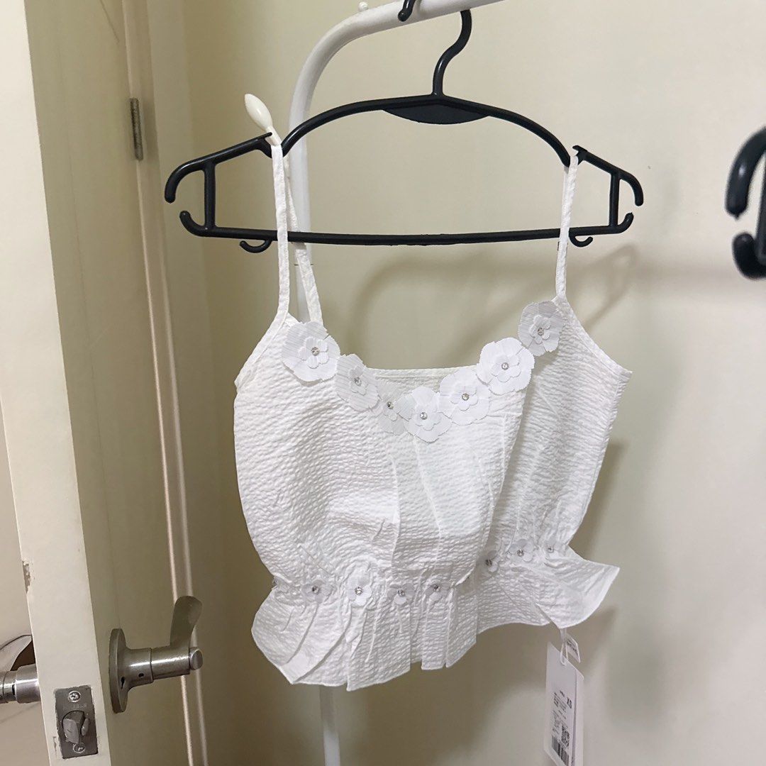 White Floral Embellished Spaghetti Strap Crop Top (Category: Sleeveless) located in Pasig City. Submitted by prelovederis (Listing ID 1470828305, Image 1). Description: -Brand new tried on only with zipper on the side -Xs-S frame -Original price: 1.7k+.
