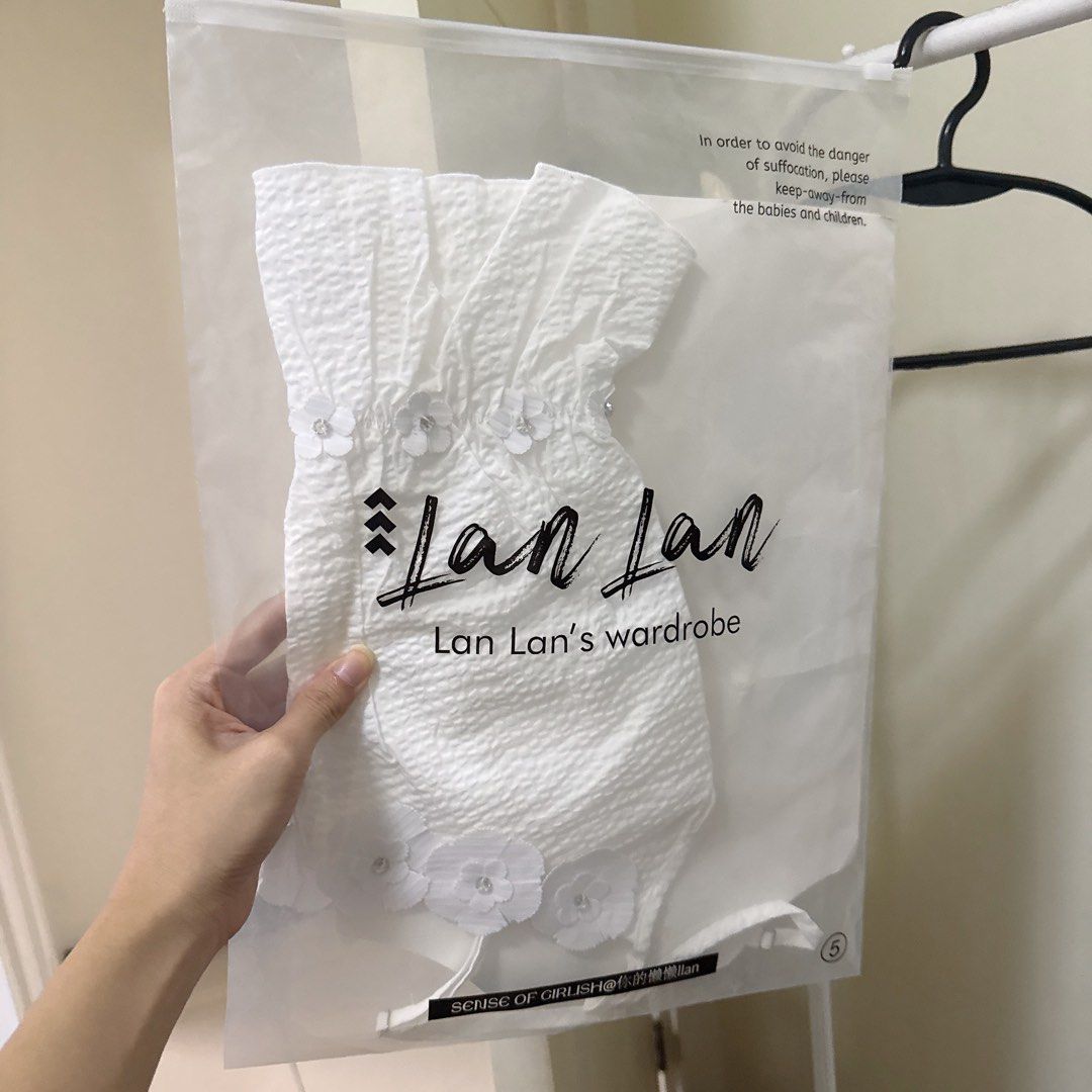 White Floral Embellished Spaghetti Strap Crop Top (Category: Sleeveless) located in Pasig City. Submitted by prelovederis (Listing ID 1470828305, Image 3). Description: -Brand new tried on only with zipper on the side -Xs-S frame -Original price: 1.7k+.
