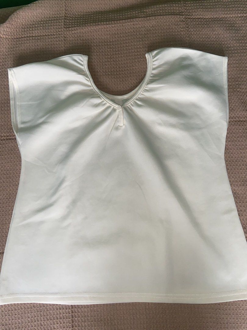 White Flowy Blouse (Category: Blouses) located in Quezon City. Submitted by rbiityr (Listing ID 1470846242, Image 1). Description: off-white / cream color (medyo diff sa pic bcs of lighting) cute flowy top pang church or casual wear ! con is meron siyang parang scratch damage, although not really noticeable.
