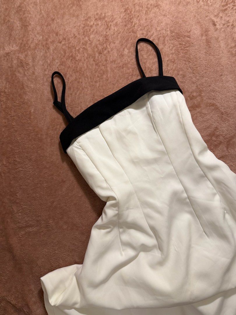 WHITE FORMAL DRESS (Category: Dresses) located in Cavite. Submitted by prelovedbyreluv (Listing ID 1470920440, Image 2). Description: .