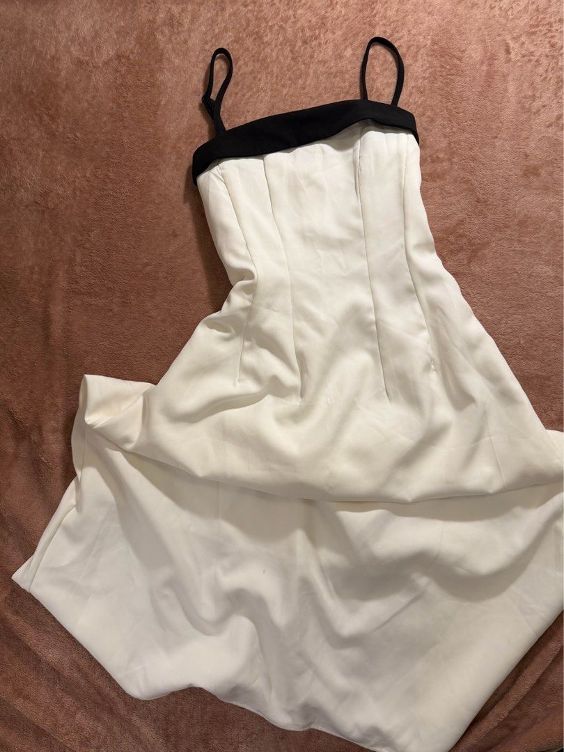 WHITE FORMAL DRESS (Category: Dresses) located in Cavite. Submitted by prelovedbyreluv (Listing ID 1470920440, Image 1). Description: .