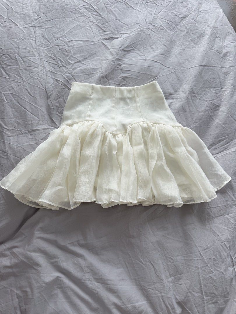 white high-waisted pleated bubble skirt (Category: Skirts) located in Manila. Submitted by shopwt.anna (Listing ID 1470815388, Image 1). Description: White mini skirt, high-waisted structured yoke with a flared ruffled hem. Smooth fabric up top, gathered chiffon-style material below. decluttering:) never worn.