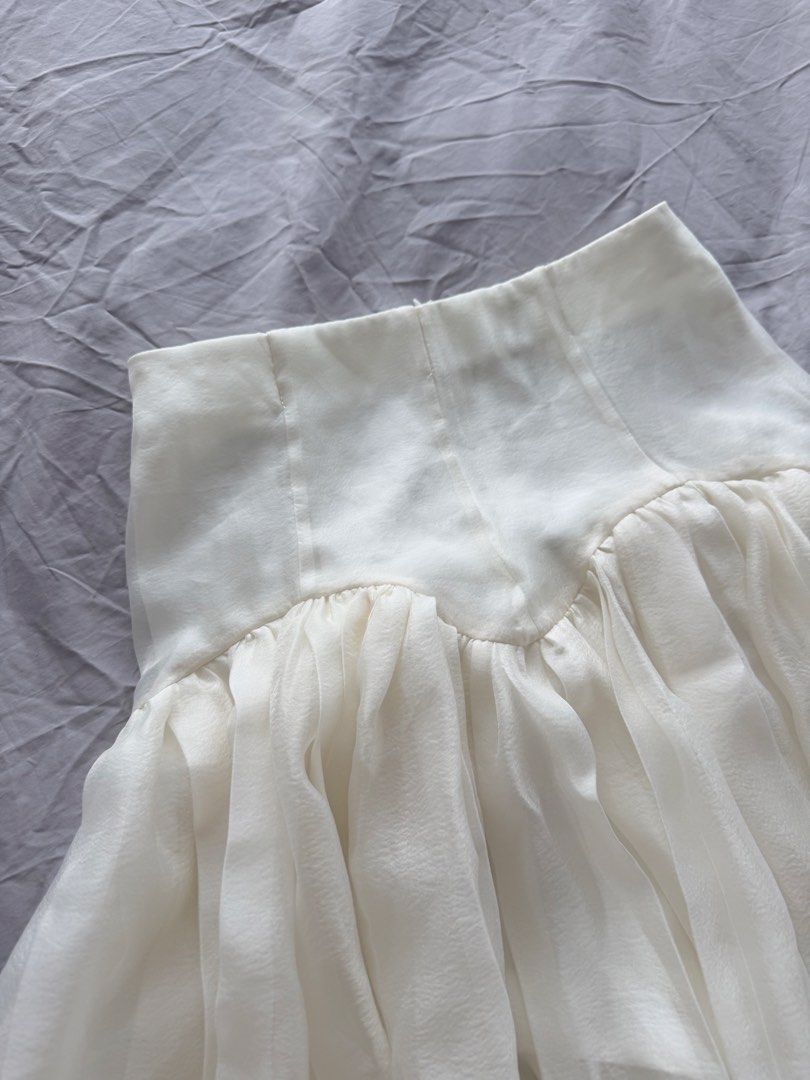 white high-waisted pleated bubble skirt (Category: Skirts) located in Manila. Submitted by shopwt.anna (Listing ID 1470815388, Image 2). Description: White mini skirt, high-waisted structured yoke with a flared ruffled hem. Smooth fabric up top, gathered chiffon-style material below. decluttering:) never worn.