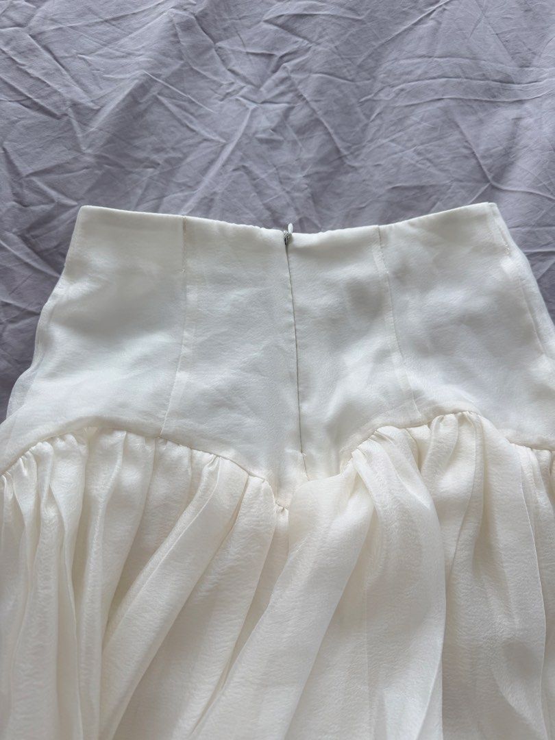 white high-waisted pleated bubble skirt (Category: Skirts) located in Manila. Submitted by shopwt.anna (Listing ID 1470815388, Image 3). Description: White mini skirt, high-waisted structured yoke with a flared ruffled hem. Smooth fabric up top, gathered chiffon-style material below. decluttering:) never worn.