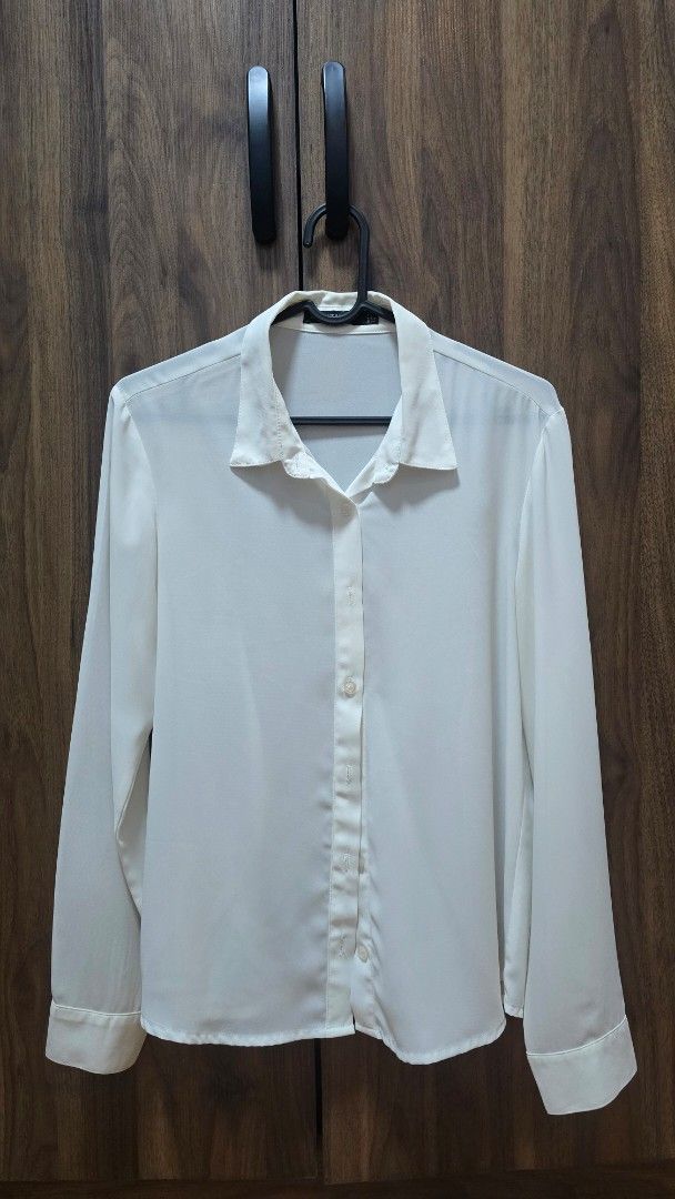 White long sleeve button down collar blouse (Category: Blouses) located in Manila. Submitted by stuff.gaming (Listing ID 1470805968, Image 2). Description: - Color: Classic White - Style: Minimalist, clean, and versatile - Features: Pointed collar, button front closure, structured cuffs - Fabric: Lightweight and slightly sheer - Fit: Standard fit through the body - Occasion: Great for office wear or casual weekend styling - Condition: Brand new /