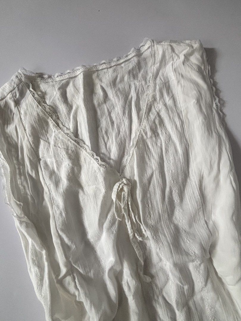 white milkmaid top (Category: Sleeveless) located in Binan City. Submitted by byhiraeth (Listing ID 1470779498, Image 3). Description: -small to medium -no ww -will only entertain offers since IM out of reply quota -loc is santa rosa, laguna.