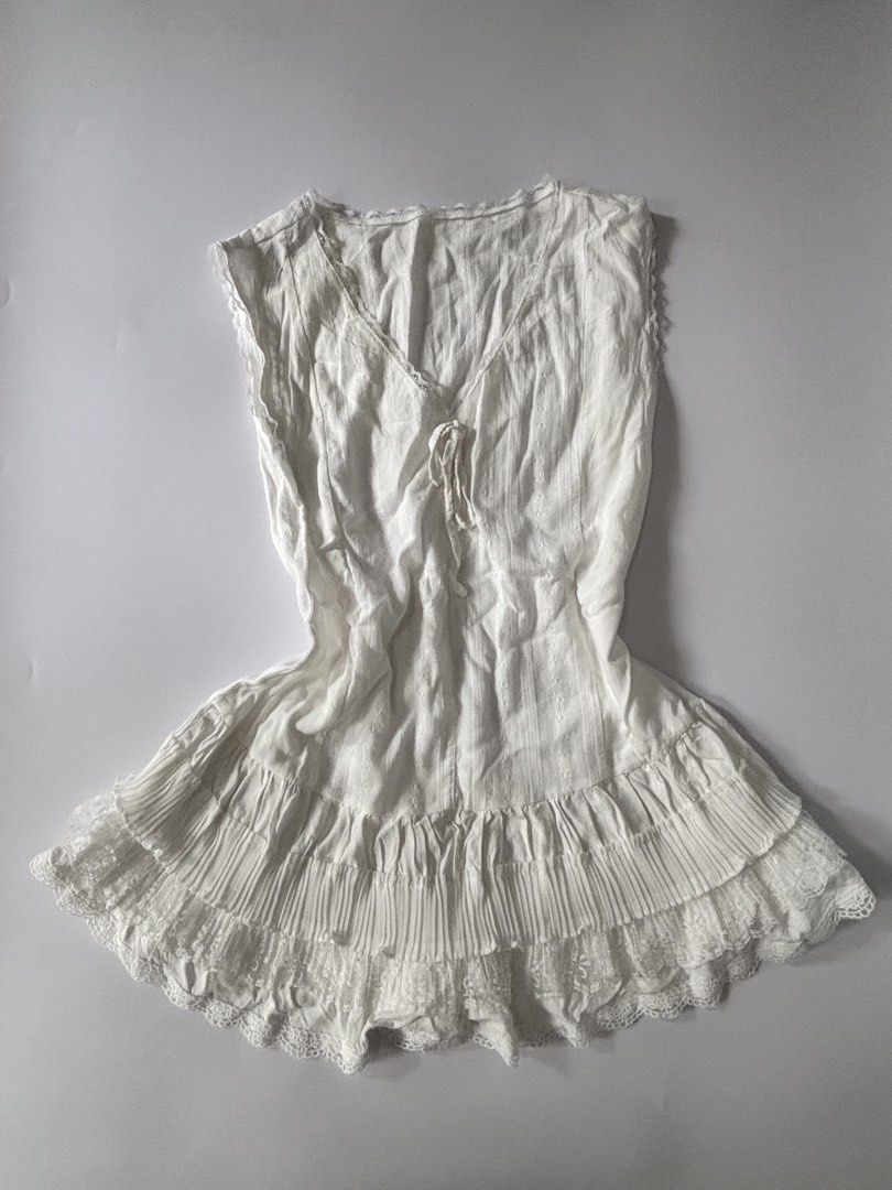 white milkmaid top (Category: Sleeveless) located in Binan City. Submitted by byhiraeth (Listing ID 1470779498, Image 2). Description: -small to medium -no ww -will only entertain offers since IM out of reply quota -loc is santa rosa, laguna.
