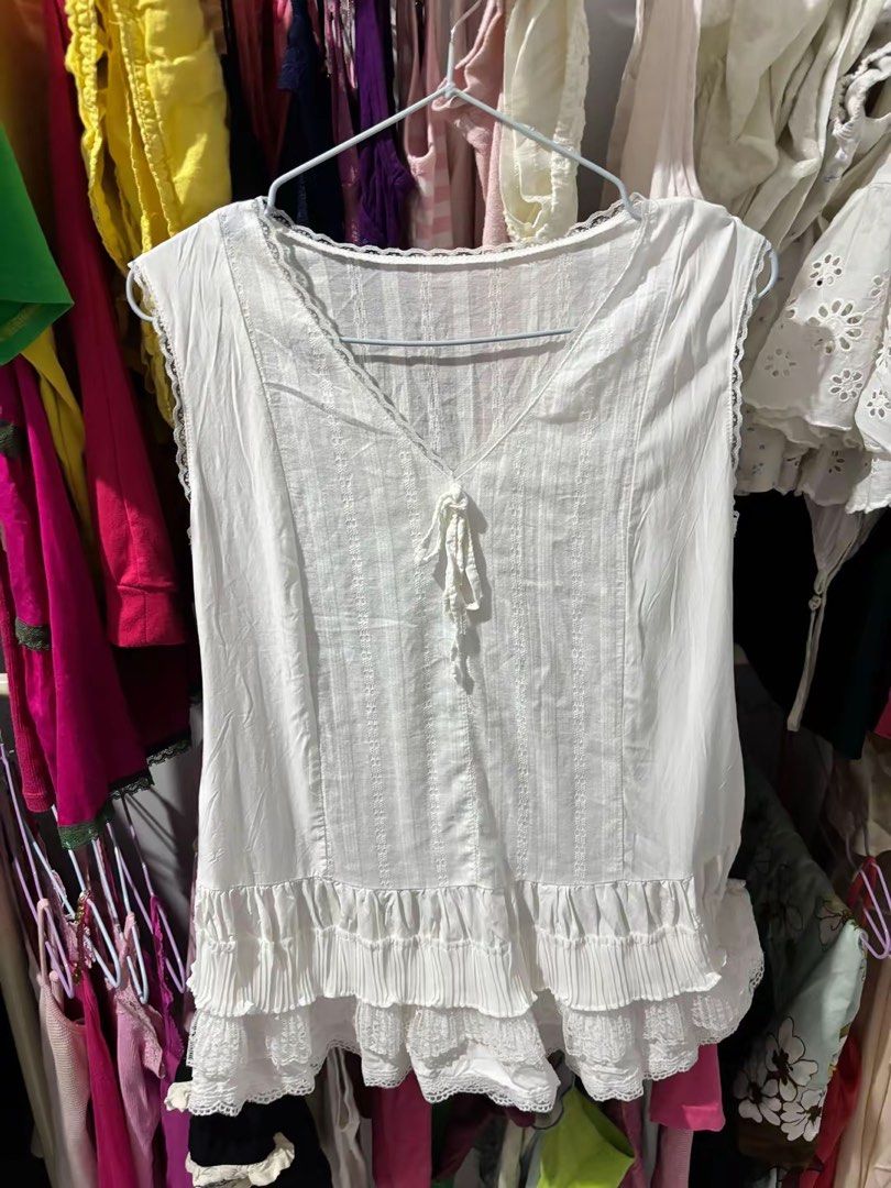 white milkmaid top (Category: Sleeveless) located in Binan City. Submitted by byhiraeth (Listing ID 1470779498, Image 1). Description: -small to medium -no ww -will only entertain offers since IM out of reply quota -loc is santa rosa, laguna.