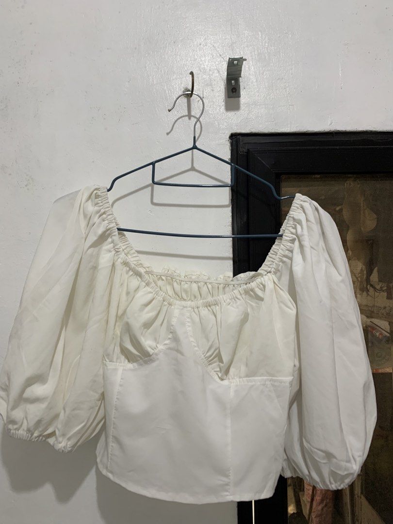 White Puff/Baloon Sleeved Cropped Blouse (Category: Blouses) located in Caloocan City. Submitted by jjasss.mn_ (Listing ID 1470753745, Image 2). Description: Features a square neckline Ruffle design at bust part and back Stain around sleeve area is washable. Nakatago lang sa closet kaya naluma, just need to wash, dry and iron. Best if you're looking for white theme occasions outfit.