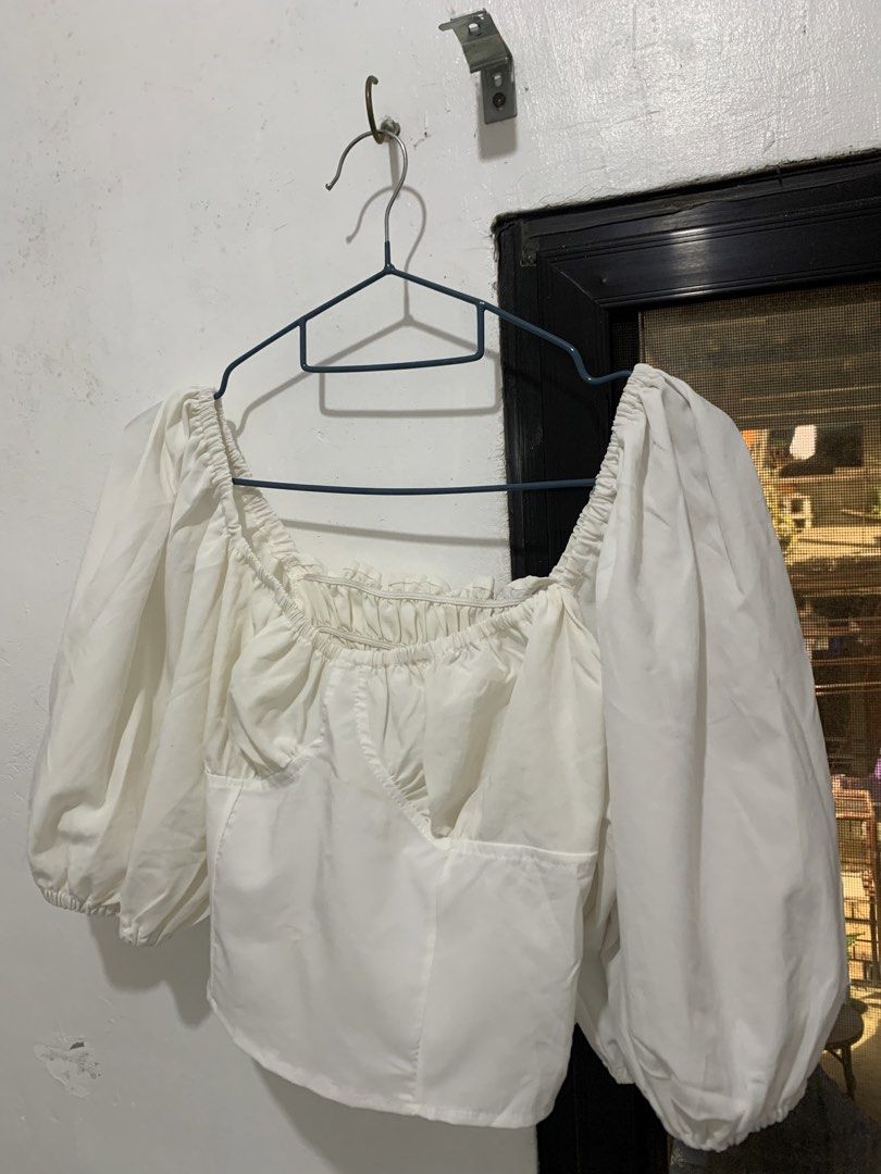 White Puff/Baloon Sleeved Cropped Blouse (Category: Blouses) located in Caloocan City. Submitted by jjasss.mn_ (Listing ID 1470753745, Image 3). Description: Features a square neckline Ruffle design at bust part and back Stain around sleeve area is washable. Nakatago lang sa closet kaya naluma, just need to wash, dry and iron. Best if you're looking for white theme occasions outfit.