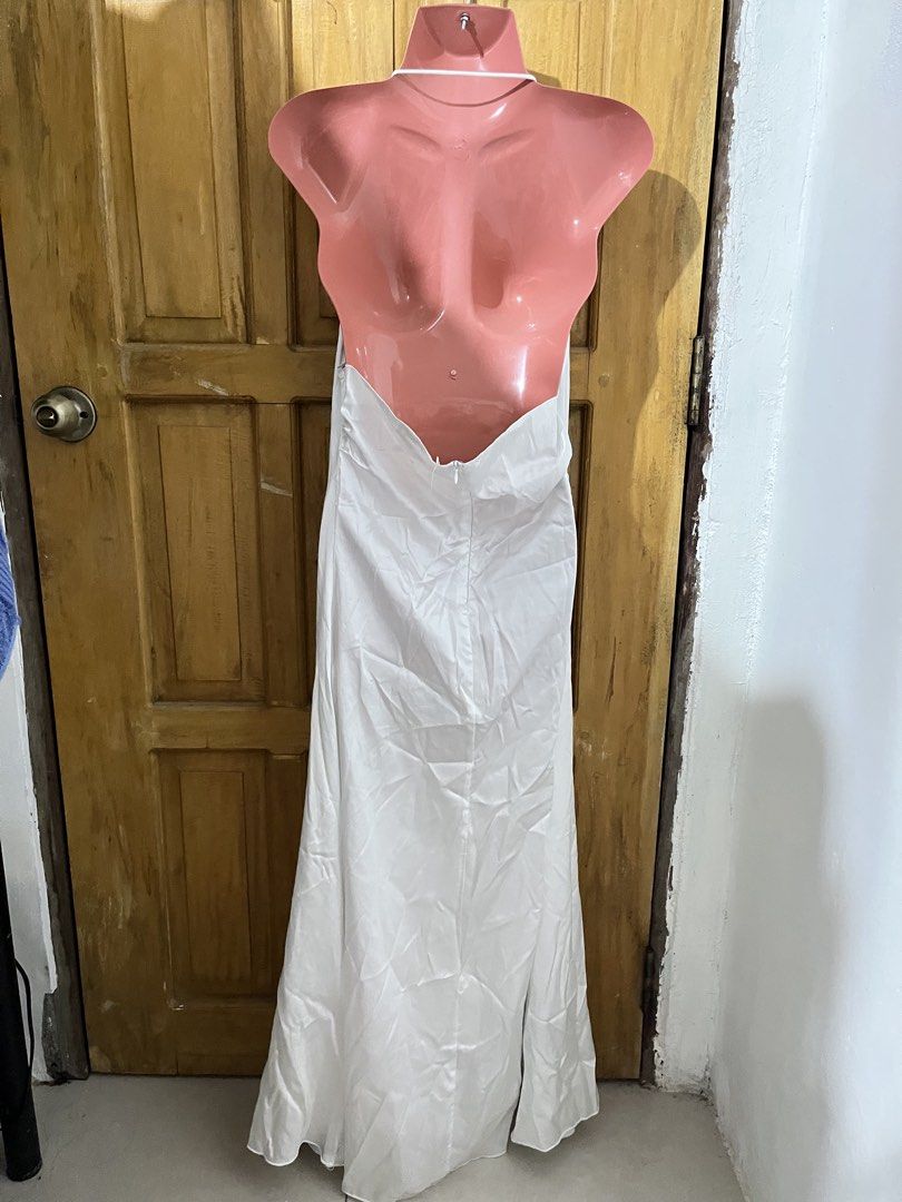 White Silk Stain Backless Event Long Maxi Dress (Category: Dresses) located in Cabanatuan. Submitted by winx_closeth (Listing ID 1470821427, Image 3). Description: Floor length W/ back zipper Flaws are in the photo (stain is washable) .