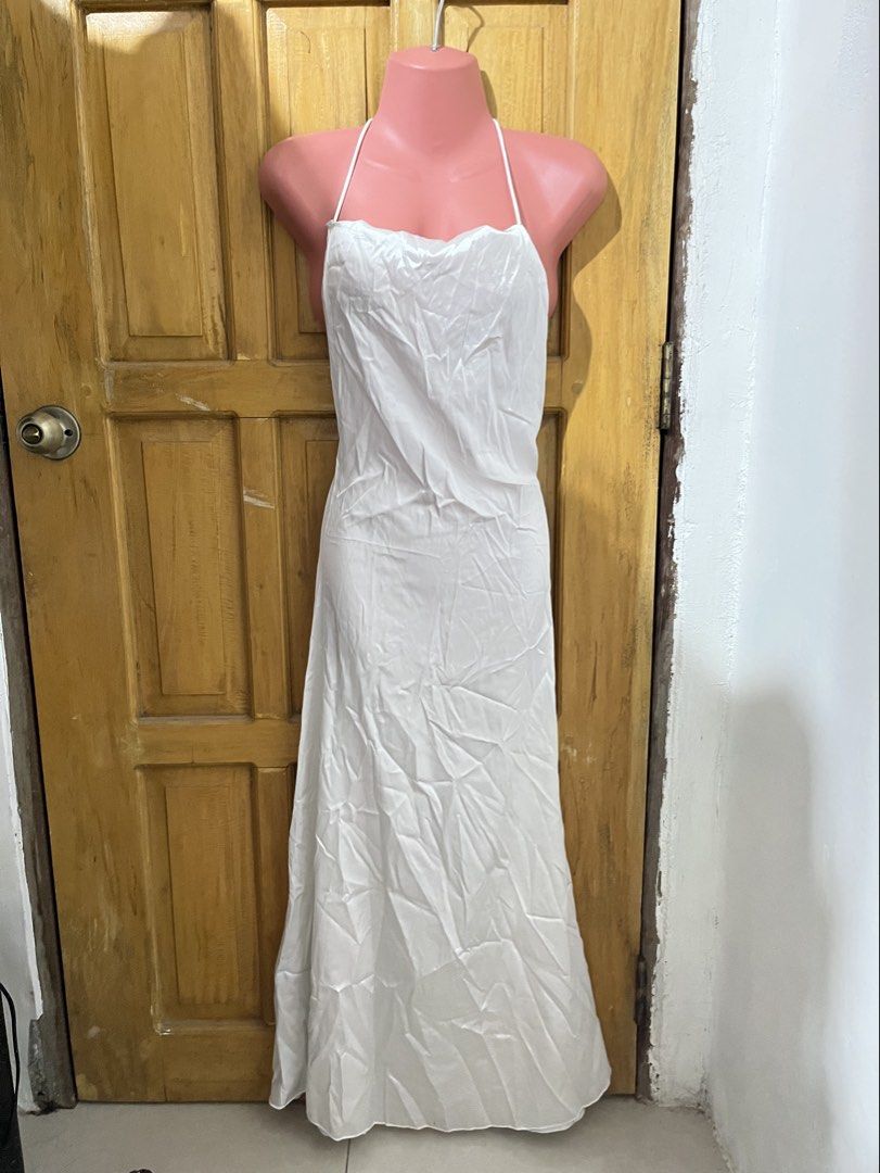 White Silk Stain Backless Event Long Maxi Dress (Category: Dresses) located in Cabanatuan. Submitted by winx_closeth (Listing ID 1470821427, Image 1). Description: Floor length W/ back zipper Flaws are in the photo (stain is washable) .