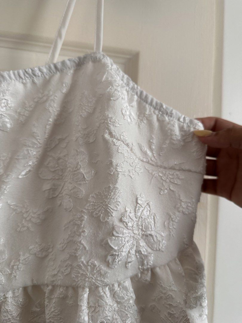 White top fits XL-2XL (Category: Sleeveless) located in Bacoor. Submitted by alliabuysandsells (Listing ID 1470860730, Image 2). Description: white floral top embroidered fits XL - 2XL stretchable adjustable straps + zipper on the side no issues!.