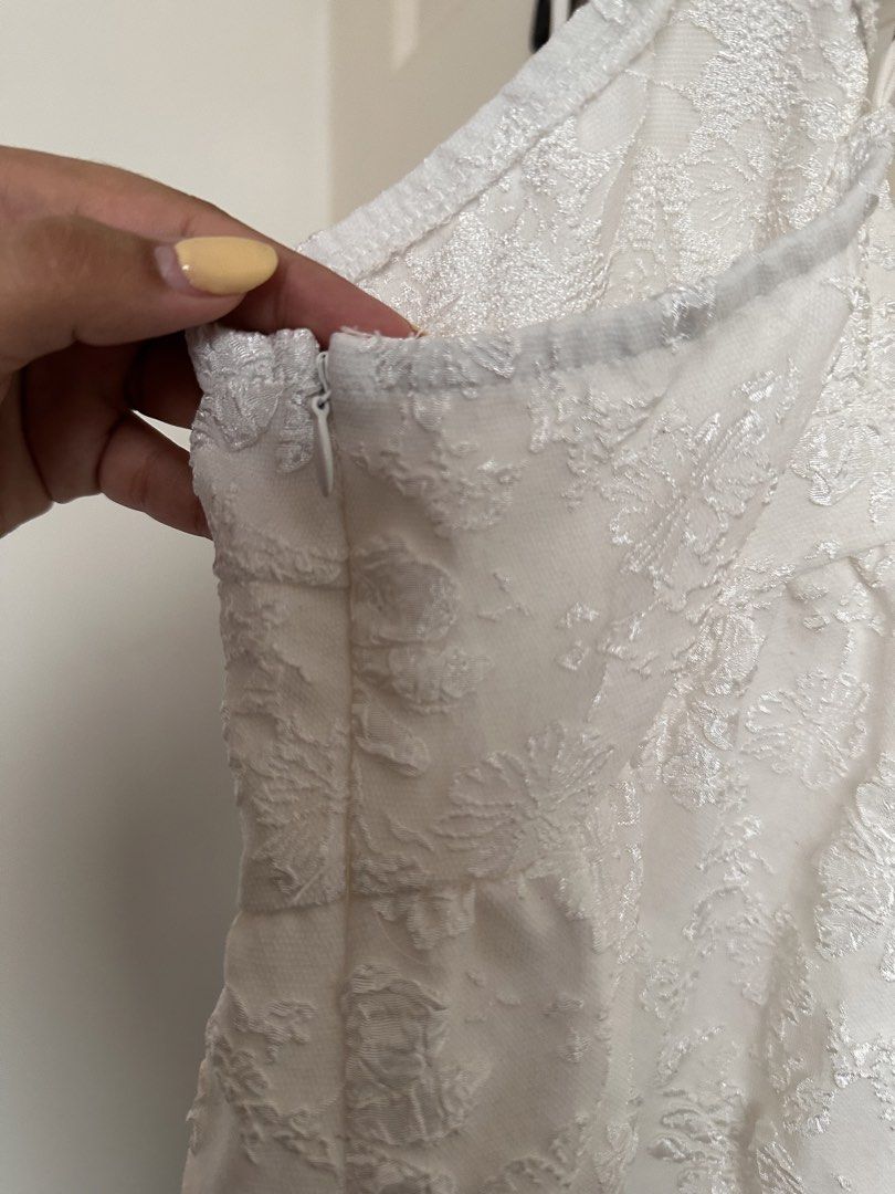 White top fits XL-2XL (Category: Sleeveless) located in Bacoor. Submitted by alliabuysandsells (Listing ID 1470860730, Image 3). Description: white floral top embroidered fits XL - 2XL stretchable adjustable straps + zipper on the side no issues!.