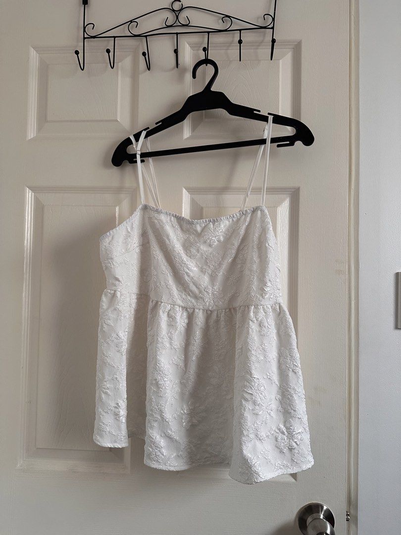 White top fits XL-2XL (Category: Sleeveless) located in Bacoor. Submitted by alliabuysandsells (Listing ID 1470860730, Image 1). Description: white floral top embroidered fits XL - 2XL stretchable adjustable straps + zipper on the side no issues!.