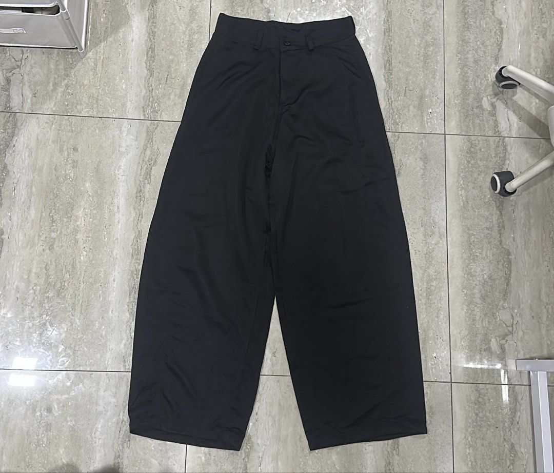 Wide leg/ Barrel Pants (Category: Jeans) located in Valenzuela. Submitted by jamluvn (Listing ID 1470914897, Image 2). Description: Waistline: 28-30 - Color: Solid Black - Fit: High-waisted with a relaxed wide-leg silhouette - Details: Features belt loops and front button closure - Style: Clean and minimal, perfect for daily wear - Pairing: Easy to style with basic tees or button-downs.